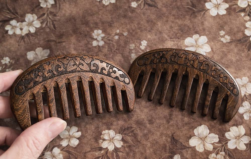 Dřevěné santalové hřebeny ARCO zdobené